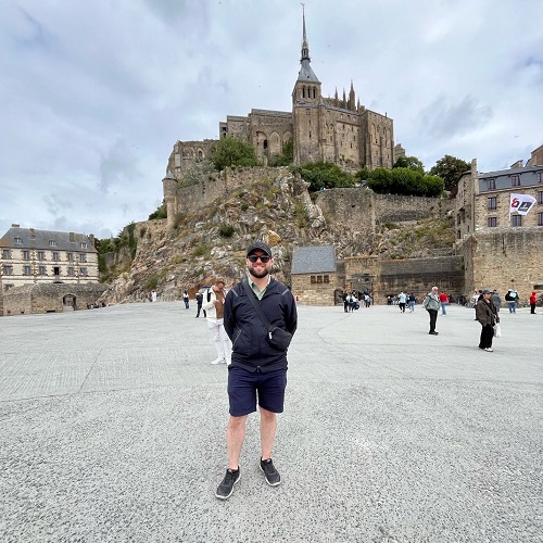 Kevin Hudon posing in front of a French castle